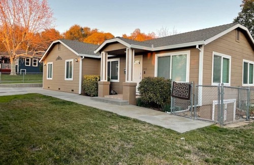 Auburn House | Pet Friendly, King bed 4 Rooms Sleeps 10