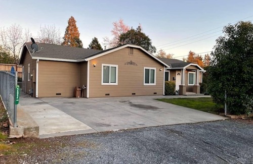 Auburn House | Pet Friendly, King bed 4 Rooms Sleeps 10