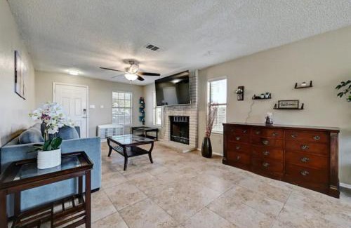 Pflugerville House | Pet Friendly Modern 3BR 25BA Nearby Park &Trail - Smoke