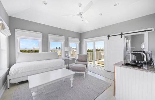 White's Gulfview House | Pet Friendly ~ Outdoor Lounging Area ~ Short Walk to Beach