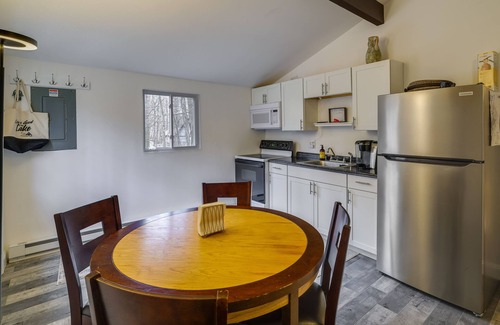 Thornhurst Cabin | Pet-Friendly Pocono Lake Home w/Fire Pit + Deck!