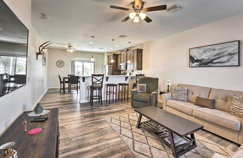 Holiday Shores Cottage | Pet-friendly Retreat - 1 Block to Colorado River!