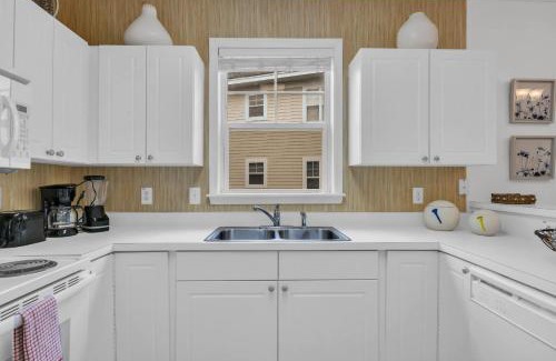North Myrtle Beach House | Pet Friendly w Huge Resort Pool Near Beach