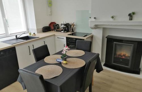 Le Bourgneuf-la-Foret Apartment | Petite maison de bourg