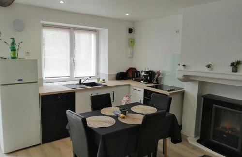 Le Bourgneuf-la-Foret Apartment | Petite maison de bourg