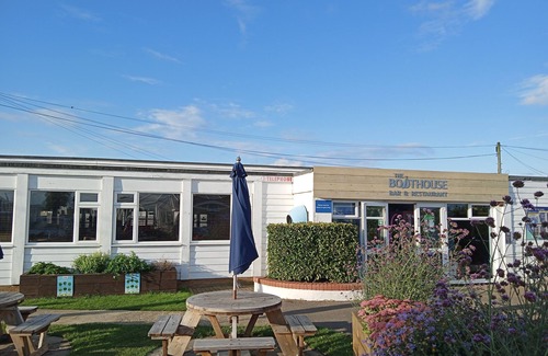 Heacham Ski Chalet | Pets go Free Family 3 Bed Caravan With Decking