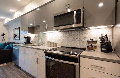 Walnut Creek Apartment | Pets Stay Free King Bed Walk to Downtown Garage Parking Elevator