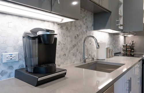 Walnut Creek Apartment | Pets Stay Free King Bed Walk to Downtown Garage Parking Elevator