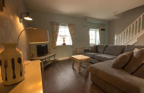 Holestone Moor House | Peveril Cottage - Darwin Lake Holiday Village