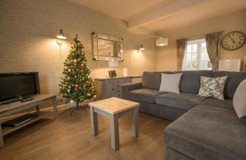 Holestone Moor House | Peveril Cottage - Darwin Lake Holiday Village