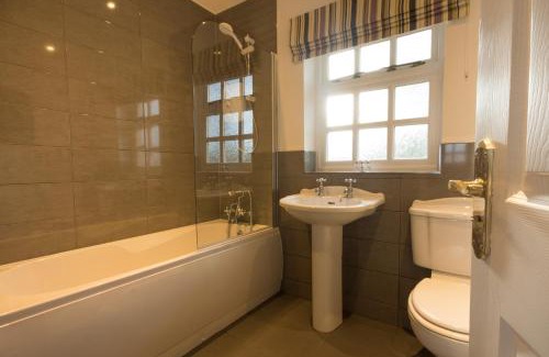 Holestone Moor House | Peveril Cottage - Darwin Lake Holiday Village