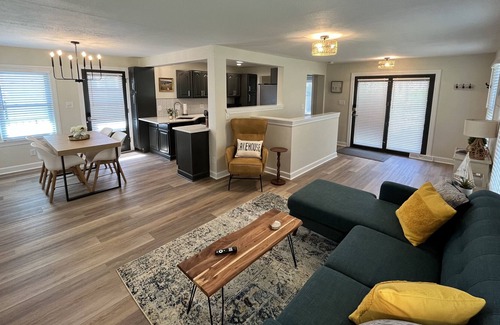 Colgate House | Pewaukee Lake Access Home with Private Pier/Kayaks