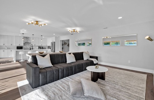 West Palm Beach House | Pickleball Court-Heated Pool-Fire Pit - 8 min to Beach - SAME DAY BOOKINGS!