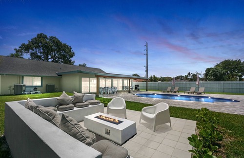 West Palm Beach House | Pickleball Court-Heated Pool-Fire Pit - 8 min to Beach - SAME DAY BOOKINGS!