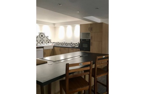 Saint-Saturnin-les-Avignon Apartment | Pied à terre at the gateway to the Ventoux, bike rental.