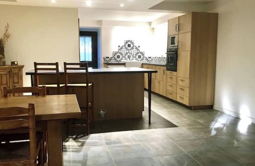 Saint-Saturnin-les-Avignon Apartment | Pied à terre at the gateway to the Ventoux, bike rental.