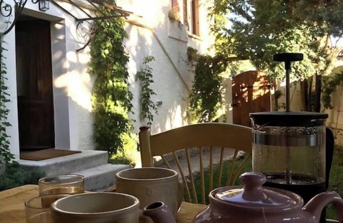 Saint-Saturnin-les-Avignon Apartment | Pied à terre at the gateway to the Ventoux, bike rental.