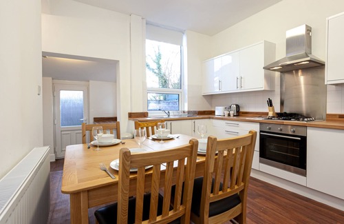 Walkden House | Pillo Rooms - Cosy 2 Bed House in Eccles