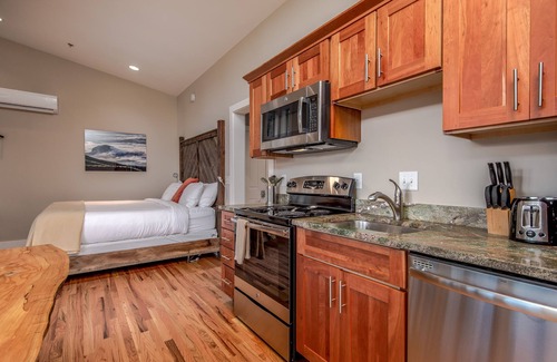 Pisgah Forest Hotel | Pilot Cove Forest Lodging