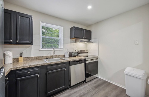 Newark Apartment | Pine Brook Apartments: Luxurious living in a stunning wooded setting