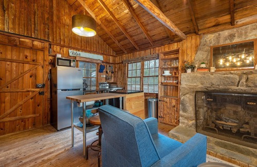 Morganton Cabin | Pine Knot Cabin | Pet-Friendly & 3 min. to Lake James!