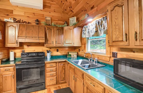 Elliottsburg Cabin | Pine View Cottage - Cozy and Secluded - 3 bedroom