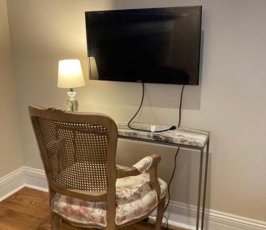 Cheesman Park Apartment | Pineapple House, Spacious 1st Floor Apartment! City Center! 96 Walk Score! FREE parking!