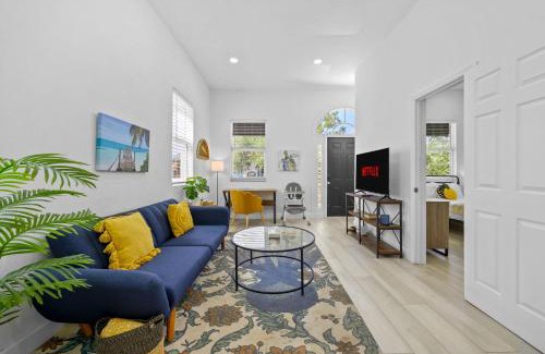 Gillespie Park Apartment | Pineapple Paradise #1 13 min to Beach Fire Pit