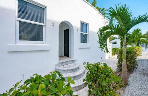 Gillespie Park Apartment | Pineapple Paradise #2 13 min to Beach Fire Pit