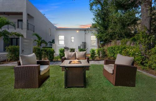 Gillespie Park Apartment | Pineapple Paradise #2 13 min to Beach Fire Pit
