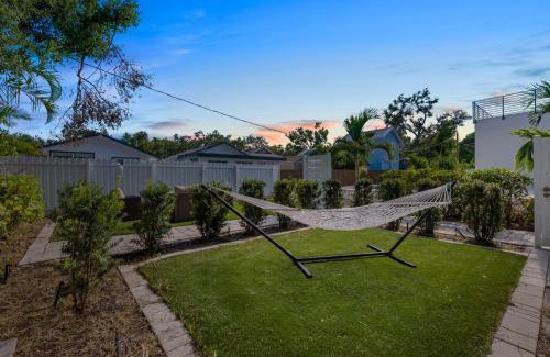 Gillespie Park Apartment | Pineapple Paradise #2 13 min to Beach Fire Pit