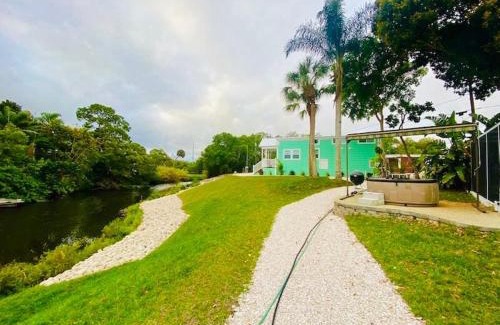 Southgate House | Pinecraft Tiny Home 'Green Parrot '