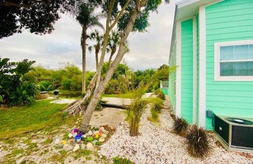 Southgate House | Pinecraft Tiny Home 'Green Parrot '