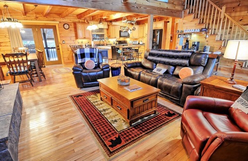 West Jefferson Cabin | Pinnacle Tree-4BR, Hot Tub, Game Room, VIEWS, AC, WIFI, Fire Pit, Pets OK
