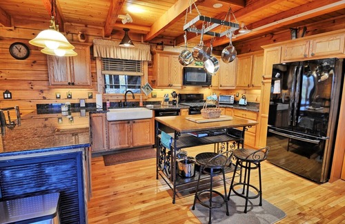 West Jefferson Cabin | Pinnacle Tree-4BR, Hot Tub, Game Room, VIEWS, AC, WIFI, Fire Pit, Pets OK