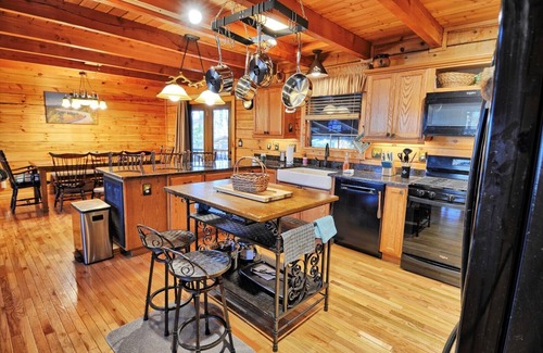 West Jefferson Cabin | Pinnacle Tree-4BR, Hot Tub, Game Room, VIEWS, AC, WIFI, Fire Pit, Pets OK