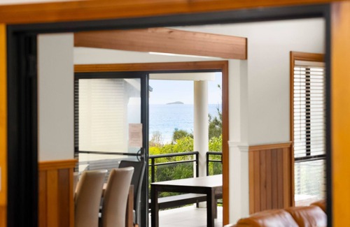 Arrawarra Headland House | Pipe Dreams offers an idyllic retreat, nestled just steps from the stunning Ocean View Beach.