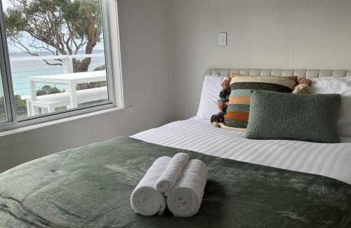 Binalong Bay House | PIPI SHACK - iconic waterfront shack Binalong Bay