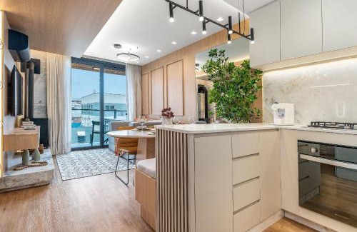 Quinta da Serra Apartment | Piscina Aquecida e Elegância by Achei