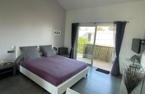 Toulon - Hyeres Apartment | Plage à 400 m Studio tout confort Terrasse Clim Parking