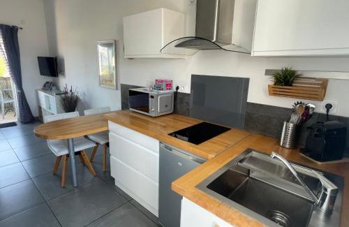 Toulon - Hyeres Apartment | Plage à 400 m Studio tout confort Terrasse Clim Parking