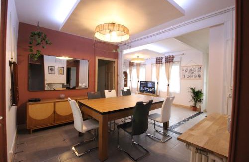 Verdun Apartment | Plain-Pied - 5 couchages - Billard - BabyFoot - Terrasse - Jardin - Véranda - 4 chambres & canapé convertible - Netflix - Amazon Prime - WIFI - Stationnement gratuit devant - Verdun Centre - Géré par Presta-Zen'Services