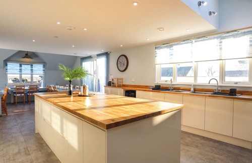 Rhosneigr Cottage | PLAS GWYLAN, pet friendly, country holiday cottage in Rhosneigr