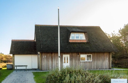 Municipality of Ameland House | Platte Duun is situated in a unique location in the dunes between Nes and Buren.