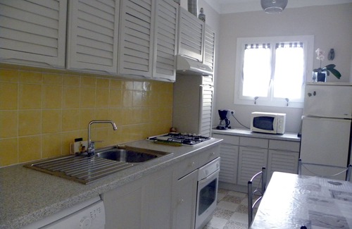 Bormes-Les-Mimosas Apartment | Pleasant garden level, unobstructed view 2 minutes' walk from stores and restaurants