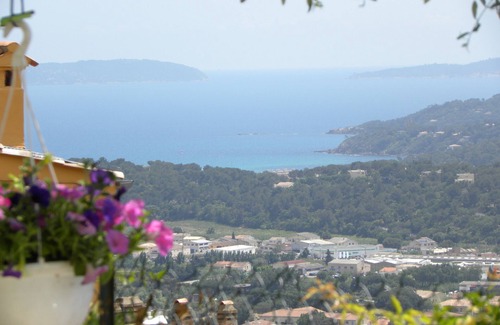 Bormes-Les-Mimosas Apartment | Pleasant garden level, unobstructed view 2 minutes' walk from stores and restaurants