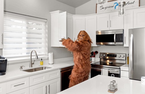 Bayview House | PNW ~ Bayview Bigfoot steps to Lake Pend Oreille/Hot Tub