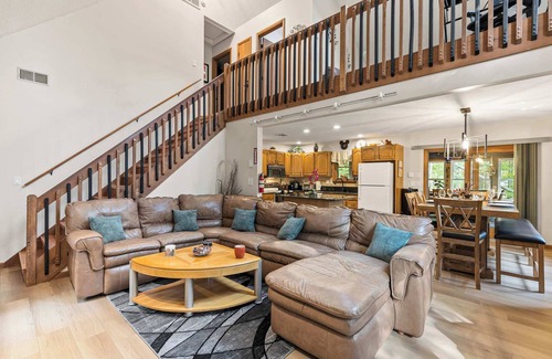 Lake Ariel House | Pocono's Resort - Fire Pit, Jacuzzi, Winter Sports Amenities