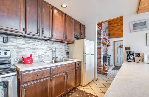 Aquashicola House | Poconos Cabin on 3 Acres - 5 Mi to Blue Mountain!