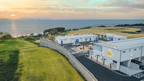 Pohang House | Pohang Uni’s Ocean Pool Villa